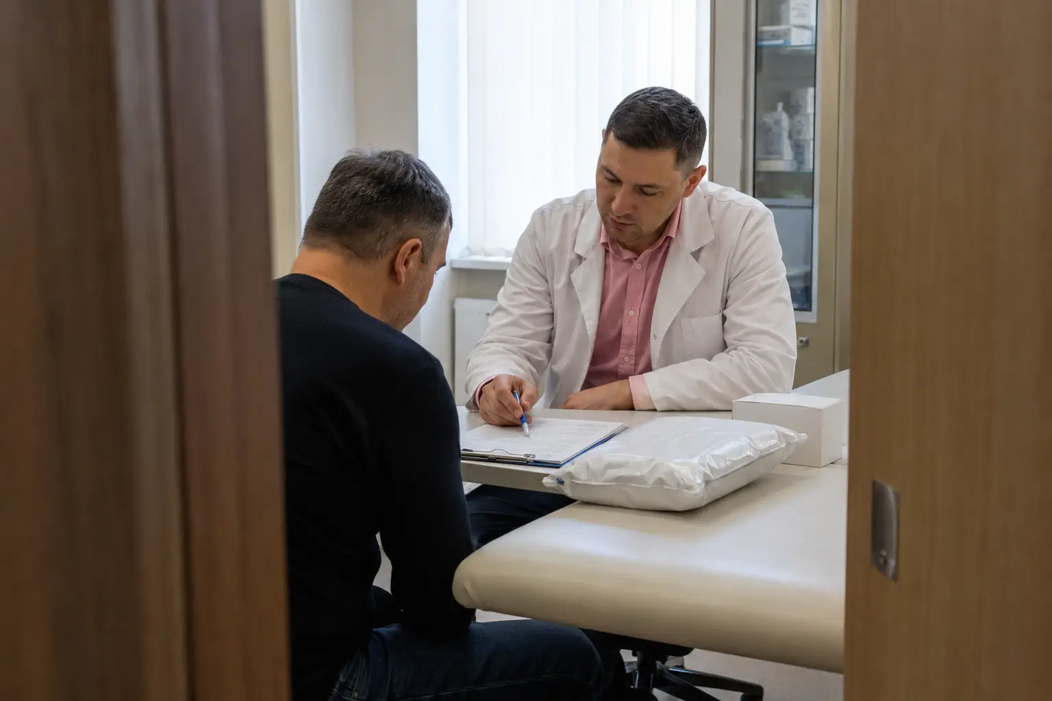 Врач консультирует пациента о кодировании Эспераль